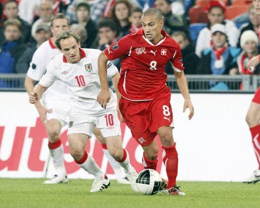 David VAUGHAN, Wales (li.) - Gökhan INLER, SUI