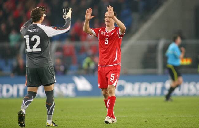 12.10.2010 Basel St Jakob Park Fussball EM Qualifikation - Schweiz (rot) vs Wales: Schlussjubel Torwart Marco Wölfli (12) - Steve von Bergen (beide Schweiz) 