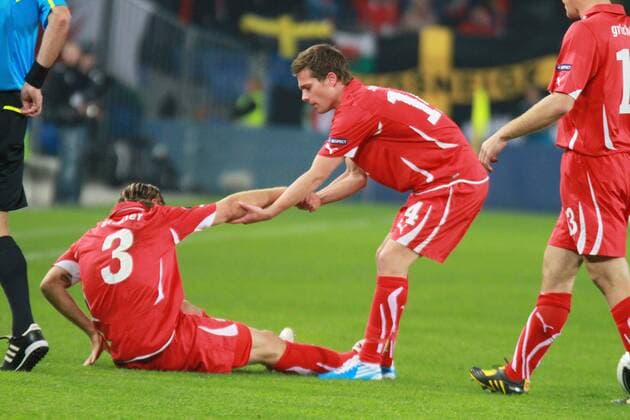 Schweiz vs. Wales - Valentin Stocker rechts hilft Reto Ziegler auf die Beine beide Schweiz 