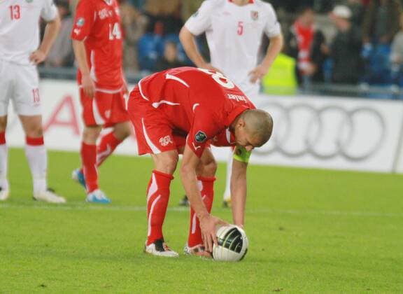 Schweiz vs. Wales - Gökhan Inler Schweiz legt den Ball auf den Elfmeterpunkt o0 Einzelbild 
