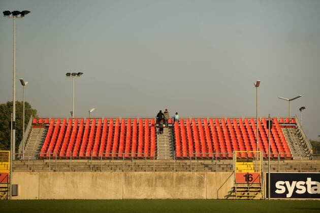 Fußball, Stadiongeschichte Fortuna Düsseldorf Tribüne im Paul Janes Stadion am Flinger Broich in Düsseldorf, Ausweichspielort von Fortuna Düsseldorf o0 Totale Leere Provinz Provinzfußball