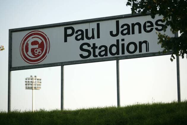 Fußball, Stadiongeschichte Fortuna Düsseldorf Schild Paul Janes Stadion am Flinger Broich in Düsseldorf, Ausweichspielort von Fortuna Düsseldorf o0 Schriftzug Logo, Emblem, Vereinslogo, Vereinsemblem