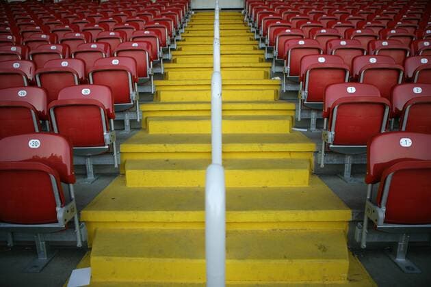Fußball, Stadiongeschichte Fortuna Düsseldorf Treppenaufgang und Sitzschalen auf der Tribüne des Paul Janes Stadion am Flinger Broich in Düsseldorf, Ausweichspielort von Fortuna Düsseldorf o0 Totale Treppe Treppen gelb Sicherheit Fluchtwg