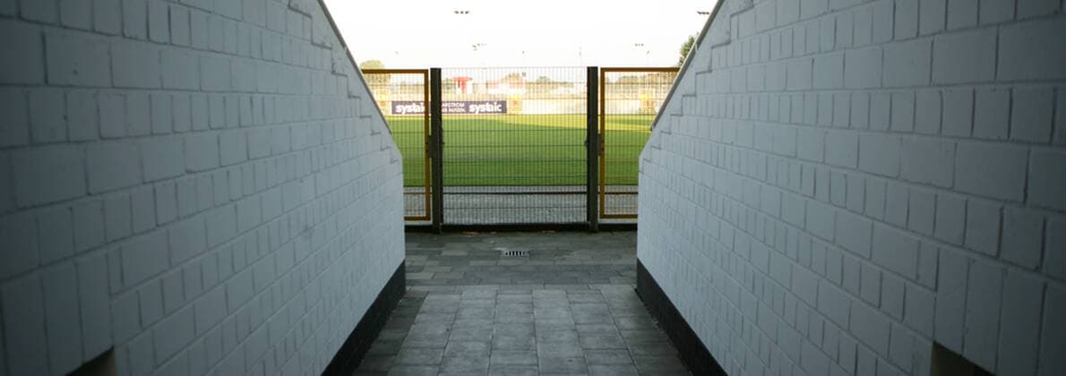 Fußball, Stadiongeschichte Fortuna Düsseldorf Blick durch einen Zugangstunnel im Paul Janes Stadion am Flinger Broich in Düsseldorf, Ausweichspielort von Fortuna Düsseldorf o0 Totale Perspektive Tunnel Spielertunnel Katakomben