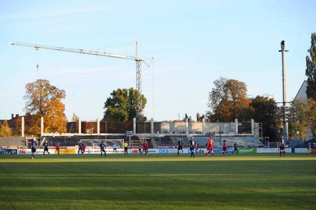 Karl-Liebknecht-Stadion, abknickbarer Flutlichmast, 1.FFC Turbine Potsdam o0 Baustelle Umbau Stadionumbau