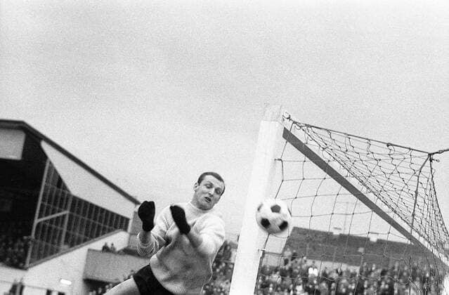 Torwart Manfred Manglitz (Duisburg) Fußball 1. BL Herren DFB Pokal 1966 1967, MSV Duisburg, Achtelfinale, Pokalspiel Einzelbild München Dynamik, Abwehr,