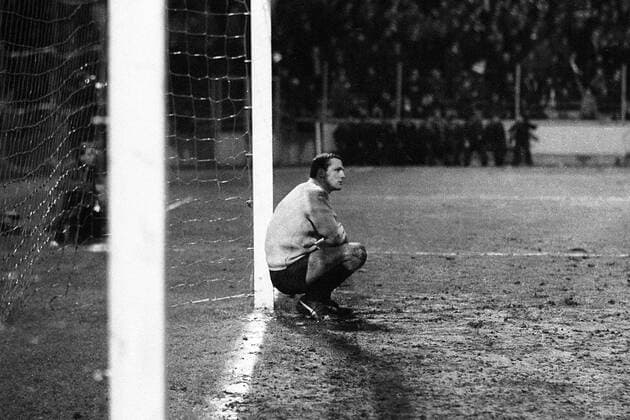 Torwart Manfred Manglitz (Duisburg) enttäuscht am Pfosten Fußball 1. BL Herren DFB Pokal 1966 1967, MSV Duisburg, Achtelfinale, Pokalspiel Einzelbild München