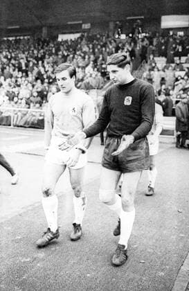Rudolf Brunnenmeier (li.) und Torwart Petar Radenkovic (beide 1860) Fußball 1. BL Herren Saison 1965 1966, VfB Stuttgart - TSV 1860 München 0:0 Gruppe Stuttgart