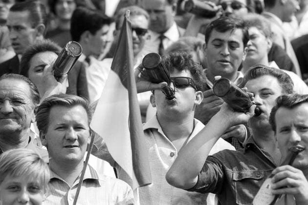 Junge männliche 1860 Fans trinken Bier Fußball 1. BL Herren Saison 1965 1966, TSV 1860 München Gruppe München