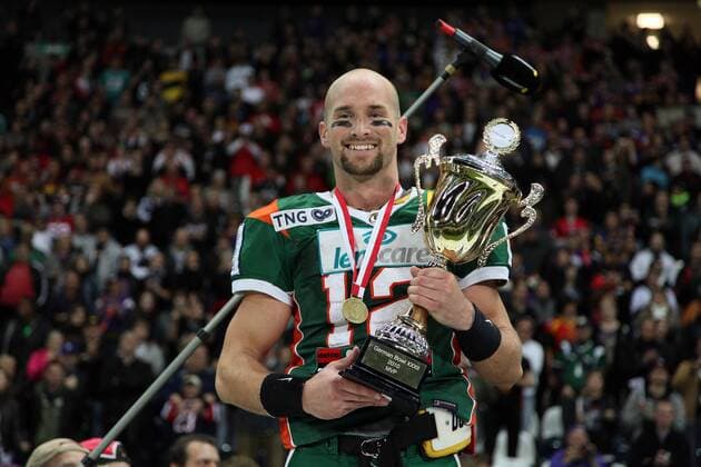 Jeff Welsh (Kiel Baltic Hurricanes) wird zum MVP gewählt o0 Jubel Freude Pokal Objekte Trophäe most valuable Player bester Spieler