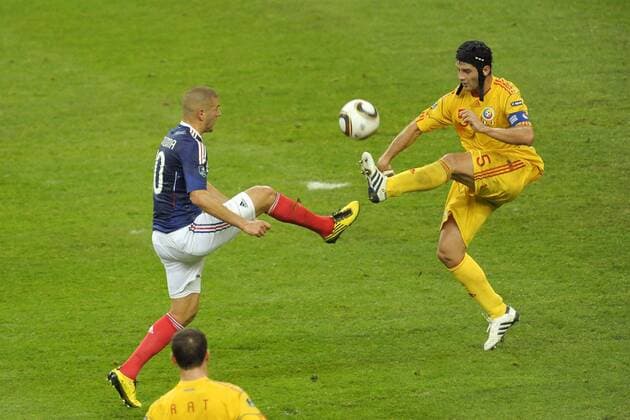 Frankreich (blau) vs. Rumänien (gelb) - 09.10.2010 - Karim Benzema (Frankreich) gegen Cristian Chivu (Rumänien) - JBAutissier -