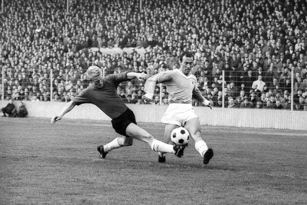 Hans Rebele (1860, re.) gegen Elmar May (Neunkirchen) Fußball 1. BL Herren Saison 1965 1966, TSV 1860 München - Borussia Neunkirchen 4:1 Gruppe München Dynamik,