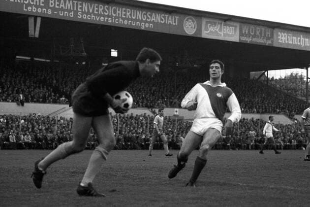 Torwart Petar Radenkovic (1860, li.) vor Anton Regh (Köln) am Ball Fußball 1. BL Herren Saison 1965 1966, TSV 1860 München - 1. FC Köln 2:1 Gruppe München Dynamik,