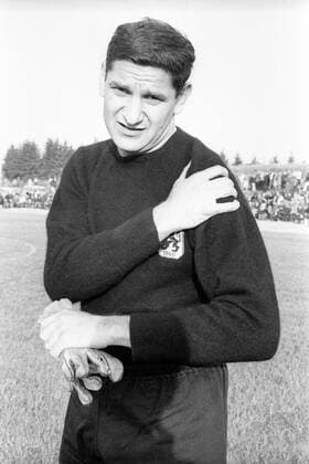 Torwart Petar Radenkovic (1860) schmerzt die Schulter Fußball 1. BL Herren Saison 1965 1966, Test, Testspiel, TSV 1860 München Einzelbild Söcking