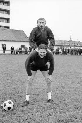 Torwart Petar Radenkovic (unt.) wird von Zeljko Perusic (beide 1860) übersprungen Fußball 1. BL Herren Saison 1965 1966, Test, Testspiel, TSV 1860 München, Training Gruppe Söcking Freude,