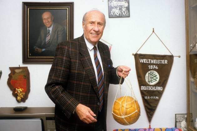 Helmut Schön (BR Deutschland) mit Ball und Weltmeisterwimpel o0 Einzelbild Objekte Wimpel WM Weltmeister 1974 Gemälde Bild