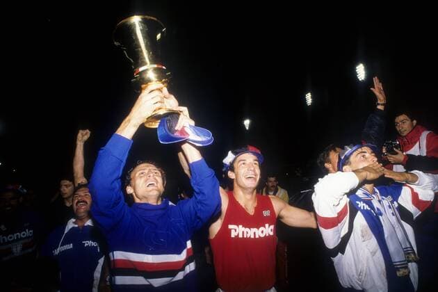 Pietro Vierchowod (mit Trophäe) und Gianluca Vialli (beide Sampdoria Genua, Mitte) feiern den Pokalsieg o0 Sieg Jubel Freude Objekte