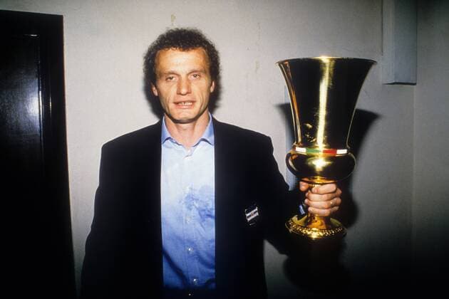 Hans Peter Briegel (Sampdoria Genua) feiert den Pokalsieg o0 Sieg Jubel Freude Objekte Trophäe Einzelbild