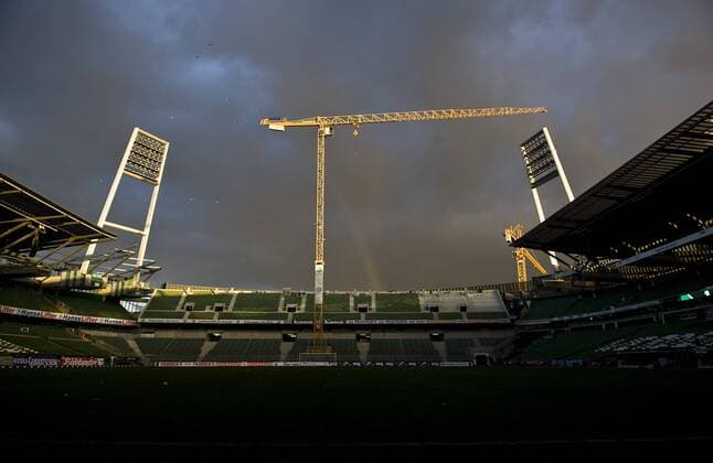 Bremer Weserstadion im Abendlicht, mit Regenbogen - SV Werder Bremen am 16.10.2010 in Bremen o0 Bau, Kran Stadionumbau Leere