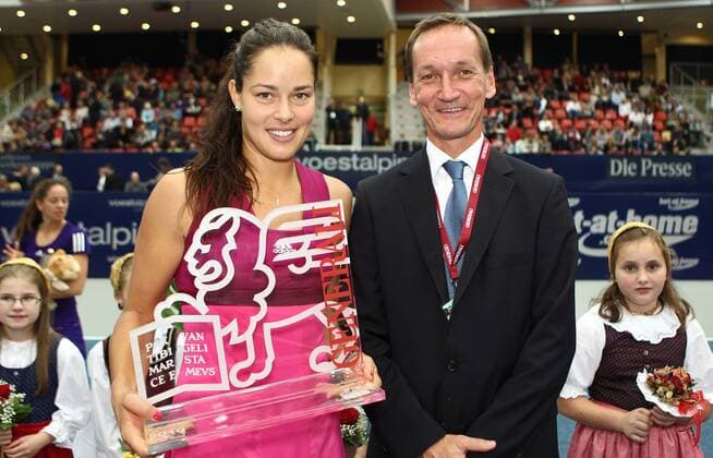 LINZ,17.OKT.10 - - WTA Tour, Generali Ladies Linz, Siegerehrung. Bild zeigt Siegerin Ana Ivanovic (SRB, L) und Erwin Mollnhuber (Generali AUT). 