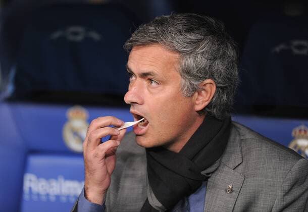 Champions League Saison 2010 2011 Gruppe G - CF Real Madrid (weiß) - AC Mailand: Trainer Jose Mourinho (Real Madrid) mit Kaugummi 