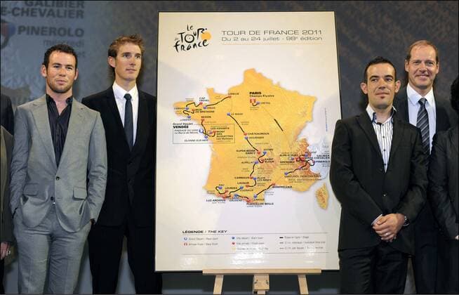 Präsentation Tour de France 2011 - 19.10.2010 - MARK CANVENDISH (GBR) - ANDY SCHLECK (LUX) - Anthony CHARTEAU (FRA) - CHRISTIAN PRUDHOMME ( Organisator Tour de France ) -- xPhotoNewsx  o0 Karte o0 Funktionär