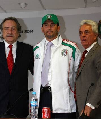(L-R) Decio De Maria, Jose Manuel De La Torre (MEX), Justino Compean, OCTOBER 18, 2010 - Football : Mexico national team new signing head coach Jose Manuel De La Torre with Decio De Maria, secretary general of the Mexican Football Federation (FMF) and Justino Compean, president of FMF during the press conference in Mexico City, Mexico.  (004408)