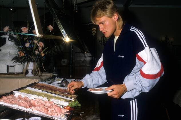Jörg Neun (SV Waldhof Mannheim) am Frühstücksbuffet o0 1. BL, Saison 1987 1988, Fotostory, Vereinsstory, Ludwigshafen, Frühstück, Buffet, Essen, Nahrung