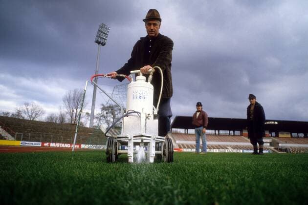 Platzwart zieht die Linien im Südwest Stadion in Ludwigshafen, während der Saison 1987 1988 Heimspielstätte des SV Waldhof Mannheim o0 1. BL, Saison 1987 1988, Fotostory, Vereinsstory, Ludwigshafen, Südweststadion