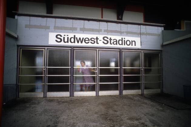 Putzfrauen im Eingang des Südwest Stadions, während der Saison 1987 1988 Heimspielstätte des SV Waldhof Mannheim o0 1. BL, Saison 1987 1988, Fotostory, Vereinsstory, Ludwigshafen, Sportstätte, Eingang, Schriftzug