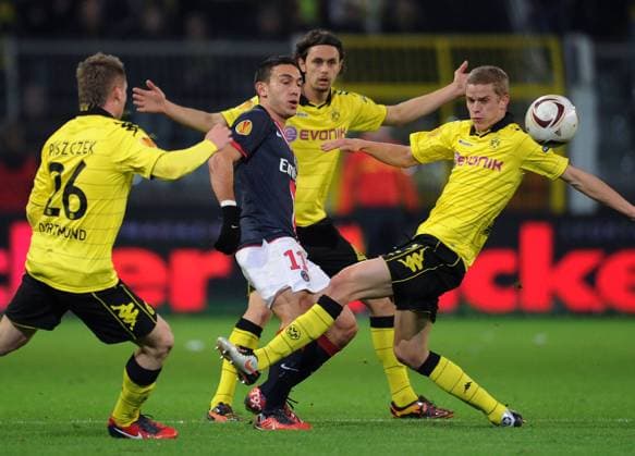 FUSSBALL EUROPA LEAGUE SAISON 2010 2011 GRUPPE J - Borussia Dortmund - FC Paris Saint Germain - Mevluet ERDINC (Mitte, PSG) gegen die Dortmunder Lukasz PISZCZEK, Neven SUBOTIC und Sven BENDER (v.l., alle Dortmund) 
