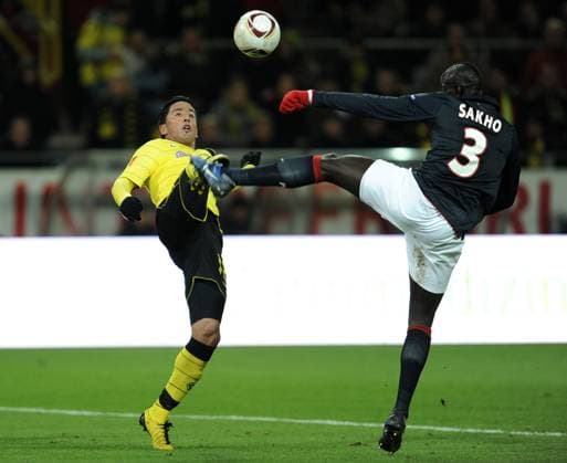 21.10.10 - UEFA Europa League - BORUSSIA DORTMUND (BVB) vs. PARIS ST. GERMAIN (PSG) - Lucas Barrios (Bor. Dortmund), links, gegen Mamadou Sakho (Paris)