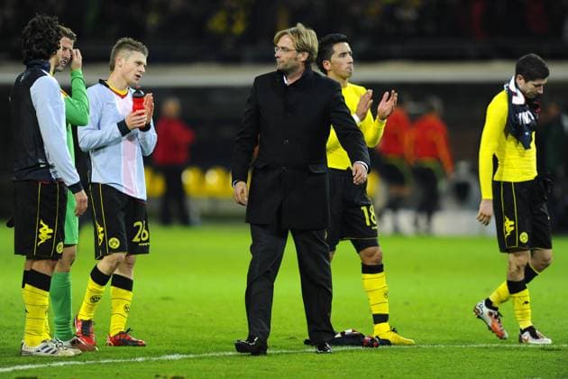 Borussia Dortmund (BVB) - Paris St. Germain (PSG) am 21.10.2010 in Dortmund Jürgen Klopp ( Trainer Dortmund, Mitte ) tröstet seine Spieler nach dem Spielende, v.li.: Mats Hummels, Roman Weidenfeller, Lukasz Piszczek, Lucas Barrios und Robert Lewandowski