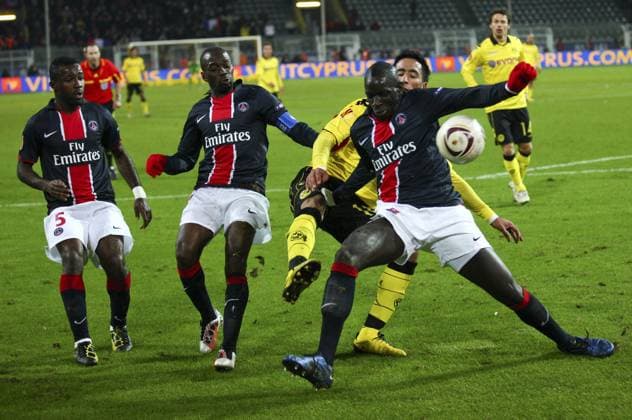 Lucas BARRIOS (2.v.re.) 18 BVB im Dreikampf gegen Zoumana CAMARA (re.), PSG Nr.6, Mamadou SAKHO (li.), PSG Nr.3, Claude MAKELELE (Mitte), PSG Nr.4, Fussball UEFA EUROPA LEAGUE, Gruppenphase, am 21.10.2010 BORUSSIA DORTMUND (BVB) - PARIS ST. GERMAIN (PSG) ( 1 -1 ), Saison 2010 2011
