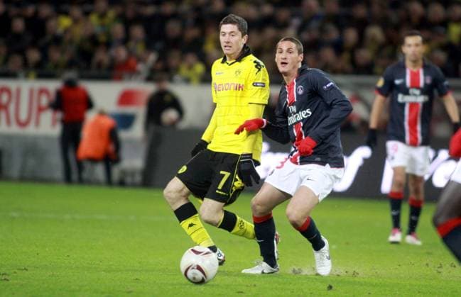 ROBERT LEWANDOWSKI (L) und JEREMY CLEMENT (R) - Borussia Dortmund (BVB, gelb) - Paris Saint Germain (PSG, blau) -  101021HER054
