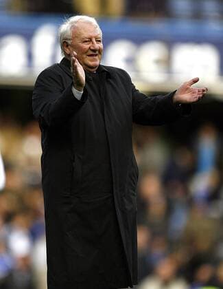 Fußball, Trainerhistorie Wolverhampton Wanderers von 1877 bis heute Former Chelsea coach Tommy Docherty applauds the crowd during half time - Barclays Premier League, FC Chelsea v Wolverhampton Wanderers 23rd October, 2010 EDITORIAL USE ONLY. No use with unauthorised audio, video, data, fixture lists, club league logos or live services. Online in-match use limited to 120 images, no video emulation. No use in betting, games or single club league player publications.