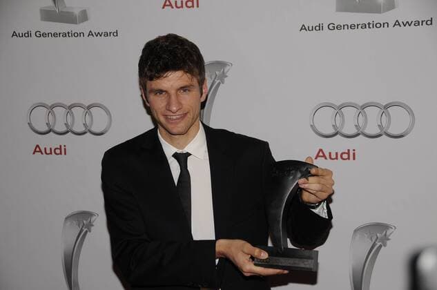 Muenchen 23.10.10 Bayerischer Hof Audi Award - Preisträger Thomas Mueller (GER FC Bayern München) o0 Fußball, Pokal, Trophäe,