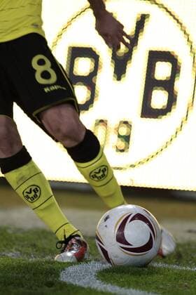 21.10.2010, Dortmund - UEFA Europa League 2010 2011 - BVB Borussia Dortmund --- BVB Fußballer führt einen Eckball aus. o0 Symbol Ausrüster Sportausrüster Hersteller Sportartikelhersteller Sportartikel Wirtschaft Adidas