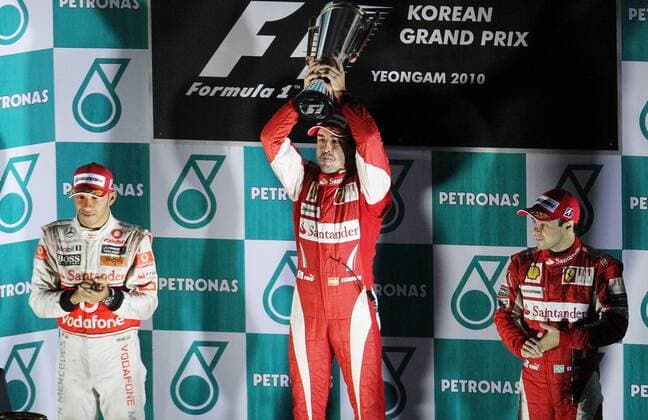 Formel 1, GP Korea in Yeongam, Fernando Alonso (Spanien Ferrari, Mitte) gewinnt vor Lewis Hamilton (England McLaren Mercedes, li.) und Felipe Massa (Brasilien Ferrari)