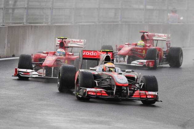 Formel 1, GP Korea in Yeongam, 24.10.10, Lewis Hamilton (England McLaren Mercedes) vor Fernando Alonso (Spanien Ferrari) und Felipe Massa (Brasilien Ferrari)