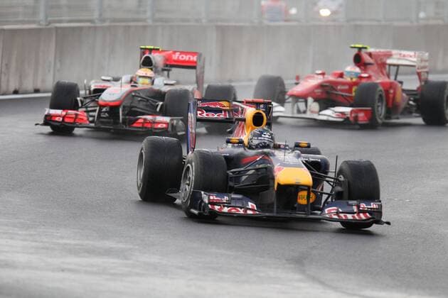Formel 1, GP Korea in Yeongam, 24.10.10, Sebastian Vettel (Deutschland Red Bull) vor Lewis Hamilton (England McLaren Mercedes) und Fernando Alonso (Spanien Ferrari)
