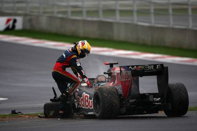 Race, Sebastien Buemi (SUI), Scuderia Toro Rosso, STR5 crash Korean Grand Prix - 