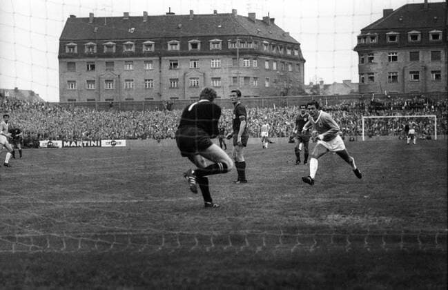 Torwart Sepp Maier (Bayern) vor Wilfried Kohlars (1860, re.) Fußball EC 2 Herren Saison 1967 1968, FC Bayern München - TSV 1860 München 2:2 Totale München Dynamik, Abwehr,