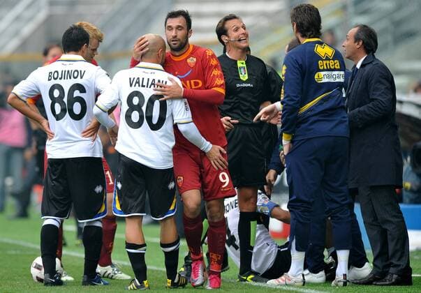 Mirko Vucinic (Roma) und Francesco Valiani (Parma) --- Serie A 2010 2011 - FC Parma (weiß) vs AS Rom (rot) 0:0 --- giorgioxperottino