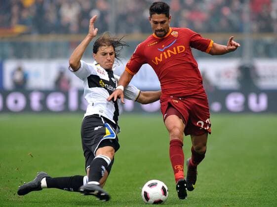 Gabriel Paletta (Parma) und Marco Borriello (Roma) --- Serie A 2010 2011 - FC Parma (weiß) vs AS Rom (rot) 0:0 --- giorgioxperottino