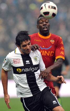 Alessandro Lucarelli (Parma) und Stefano Okaka (Roma) --- Serie A 2010 2011 - FC Parma (weiß) vs AS Rom (rot) 0:0 --- giorgioxperottino