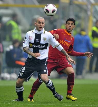24.10.2010, Parma - Serie A 2010 2011 - FC Parma (weiß) vs AS Rom (rot) 0:0 --- Cicinho (re.) gegen Fernando Marques 