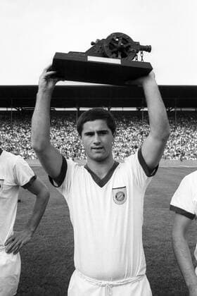 Gerd Müller (Bayern) wird als Torschützenkönig der Saison 1966 1967 ausgezeichnet Fußball 1. BL Herren Saison 1967 1968, FC Bayern München - Hannover 96 1:0 München Freude,