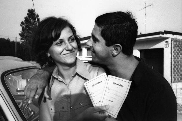 Gerd Müller (Deutschland FC Bayern München) mit seiner Freundin Uschi und dem frisch erhaltenen Führerschein Fußball 1. BL Herren Saison 1967 1968, FC Bayern München, Fotoshooting Gruppe München Freude,