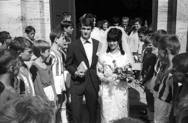 Rudolf Nafziger (Deutschland FC Bayern München) heiratet seine Freundin Ramona Wilhelm Fußball 1. BL Herren Saison 1967 1968, FC Bayern München, Hochzeit Gruppe Aufnahmedatum geschätzt München